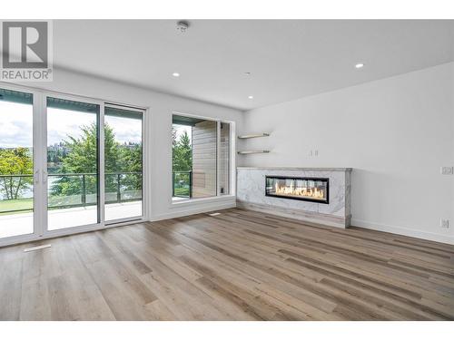 2735 Shannon Lake Road Unit# 112, West Kelowna, BC - Indoor Photo Showing Living Room With Fireplace