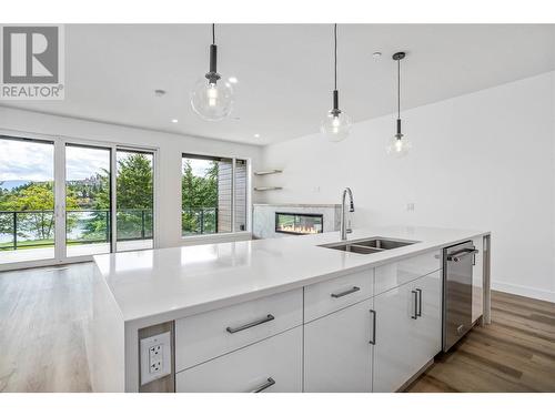 2735 Shannon Lake Road Unit# 112, West Kelowna, BC - Indoor Photo Showing Kitchen With Double Sink