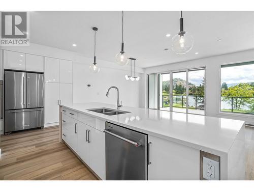 2735 Shannon Lake Road Unit# 112, West Kelowna, BC - Indoor Photo Showing Kitchen With Stainless Steel Kitchen With Double Sink With Upgraded Kitchen