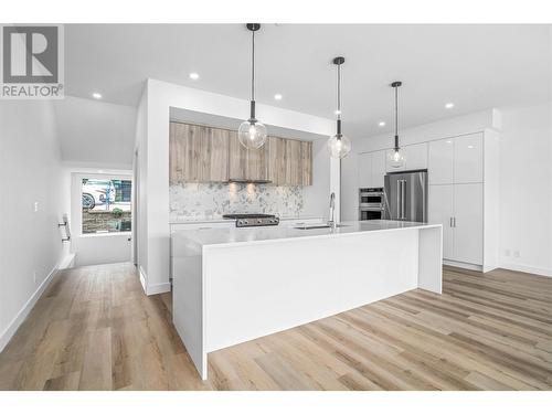 2735 Shannon Lake Road Unit# 112, West Kelowna, BC - Indoor Photo Showing Kitchen With Upgraded Kitchen