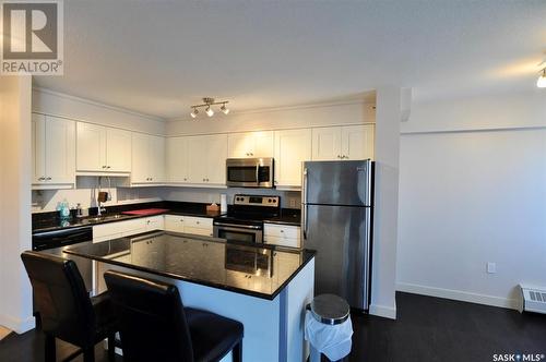 408 537 4Th Avenue N, Saskatoon, SK - Indoor Photo Showing Kitchen