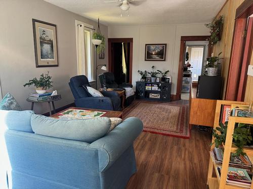 445 4Th Avenue, Kimberley, BC - Indoor Photo Showing Living Room