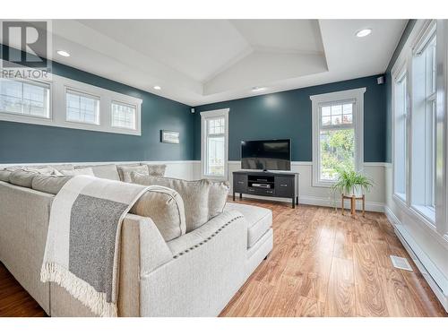 6632 Mountainview Drive, Oliver, BC - Indoor Photo Showing Living Room