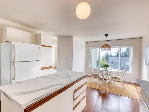 311-2250 Manor Pl, Comox, BC - Indoor Photo Showing Kitchen