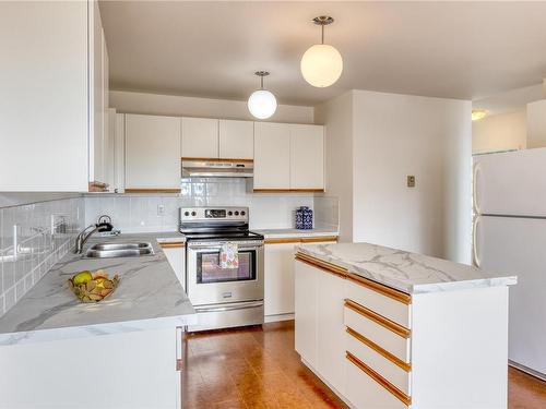 311-2250 Manor Pl, Comox, BC - Indoor Photo Showing Kitchen With Double Sink