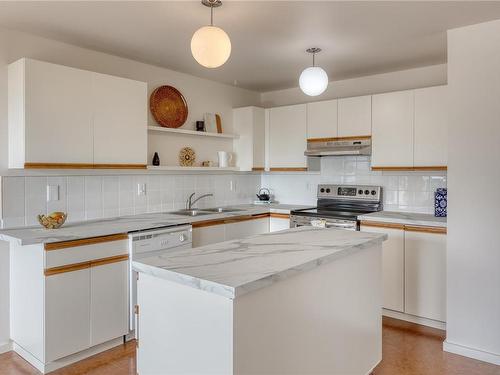 311-2250 Manor Pl, Comox, BC - Indoor Photo Showing Kitchen With Double Sink