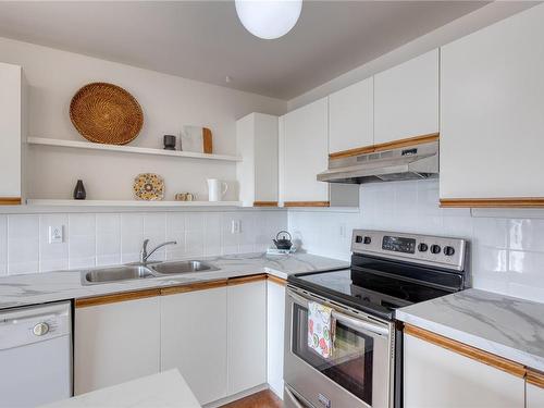 311-2250 Manor Pl, Comox, BC - Indoor Photo Showing Kitchen With Double Sink