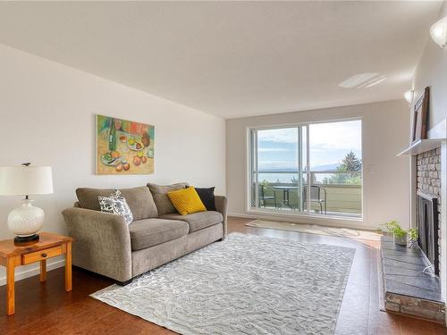 311-2250 Manor Pl, Comox, BC - Indoor Photo Showing Living Room