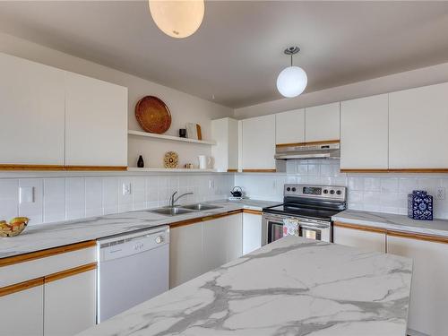 311-2250 Manor Pl, Comox, BC - Indoor Photo Showing Kitchen With Double Sink