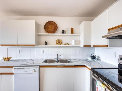 311-2250 Manor Pl, Comox, BC - Indoor Photo Showing Kitchen With Double Sink