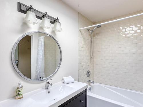 311-2250 Manor Pl, Comox, BC - Indoor Photo Showing Bathroom