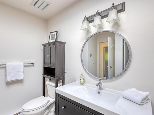 311-2250 Manor Pl, Comox, BC - Indoor Photo Showing Bathroom