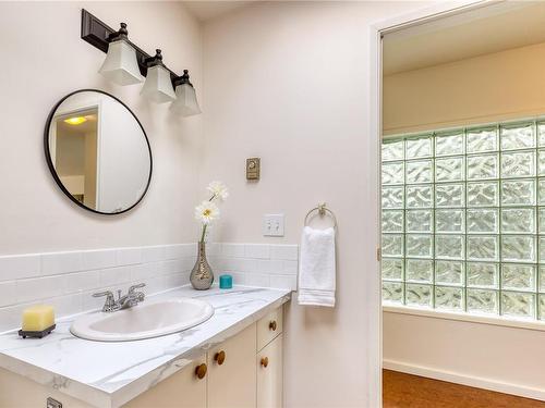 311-2250 Manor Pl, Comox, BC - Indoor Photo Showing Bathroom