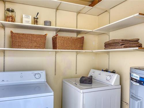 311-2250 Manor Pl, Comox, BC - Indoor Photo Showing Laundry Room