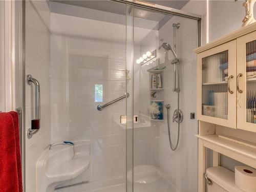 204-1355 Cumberland Rd, Courtenay, BC - Indoor Photo Showing Bathroom