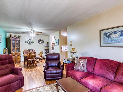 204-1355 Cumberland Rd, Courtenay, BC - Indoor Photo Showing Living Room