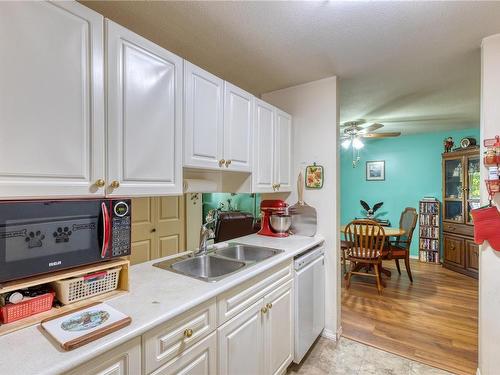 204-1355 Cumberland Rd, Courtenay, BC - Indoor Photo Showing Kitchen With Double Sink