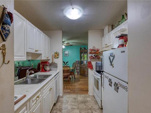 204-1355 Cumberland Rd, Courtenay, BC - Indoor Photo Showing Kitchen With Double Sink