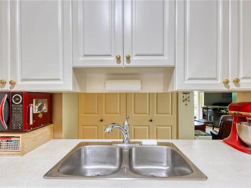 204-1355 Cumberland Rd, Courtenay, BC - Indoor Photo Showing Kitchen With Double Sink