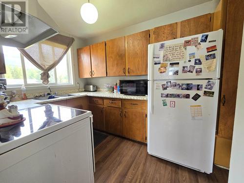 1144 8Th Avenue, Valemount, BC - Indoor Photo Showing Kitchen With Double Sink