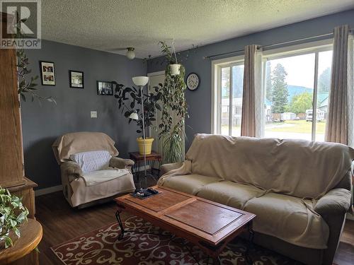 1144 8Th Avenue, Valemount, BC - Indoor Photo Showing Living Room