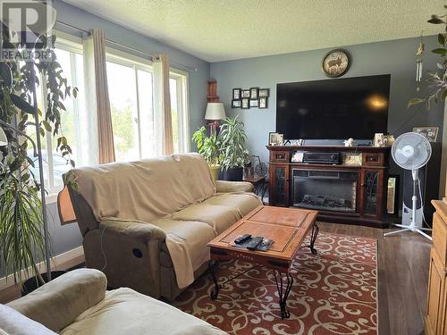 1144 8Th Avenue, Valemount, BC - Indoor Photo Showing Living Room