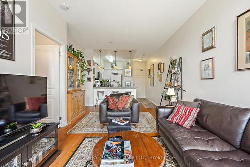 112 - 310 Red Maple Road, Richmond Hill, ON - Indoor Photo Showing Living Room