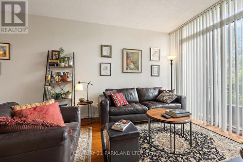 112 - 310 Red Maple Road, Richmond Hill, ON - Indoor Photo Showing Living Room