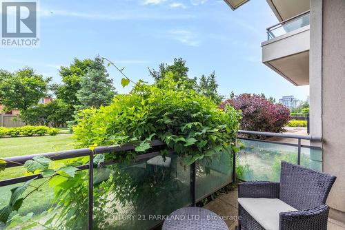 112 - 310 Red Maple Road, Richmond Hill, ON - Outdoor