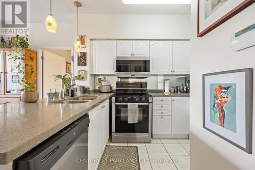 112 - 310 Red Maple Road, Richmond Hill, ON - Indoor Photo Showing Kitchen With Double Sink