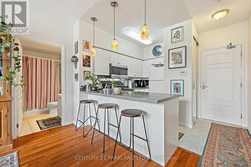 112 - 310 Red Maple Road, Richmond Hill, ON - Indoor Photo Showing Kitchen With Upgraded Kitchen