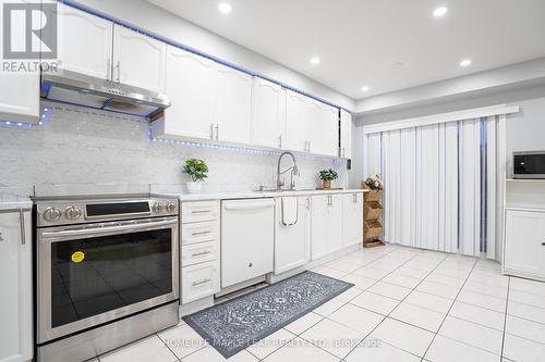 71 Tumbleweed Trail, Brampton (Fletcher'S Creek South), ON - Indoor Photo Showing Kitchen