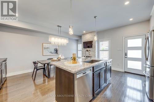 261 Gatwick Drive, Oakville, ON - Indoor Photo Showing Kitchen With Upgraded Kitchen