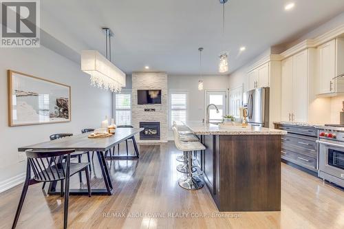 261 Gatwick Drive, Oakville, ON - Indoor Photo Showing Kitchen With Upgraded Kitchen