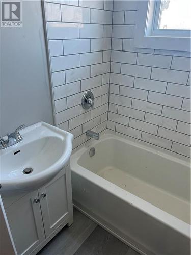 14 Lefurgey, Moncton, NB - Indoor Photo Showing Bathroom