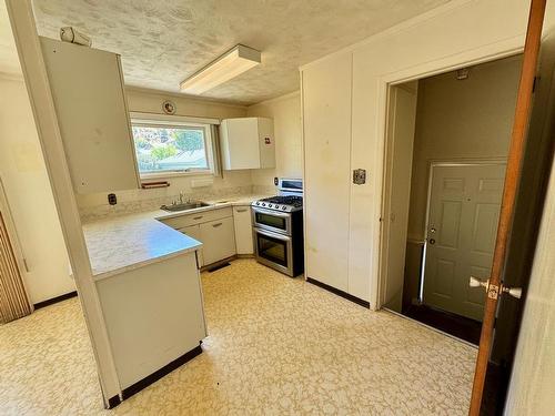 2067 Glenwood Drive, Kamloops, BC - Indoor Photo Showing Kitchen