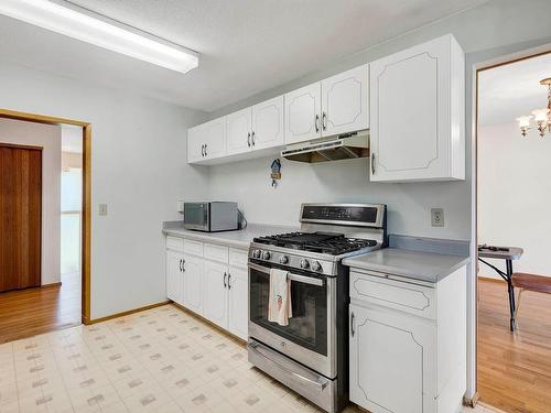 926 Pine Street, Kamloops, BC - Indoor Photo Showing Living Room