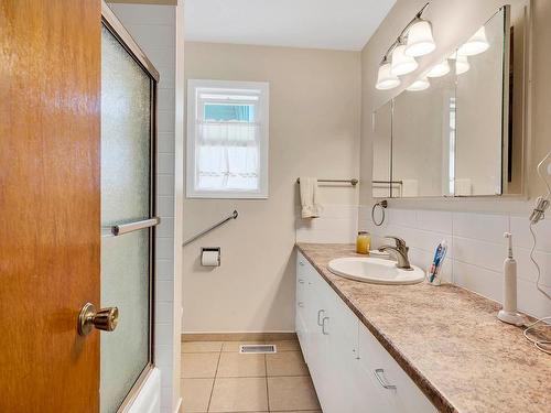 926 Pine Street, Kamloops, BC - Indoor Photo Showing Bathroom