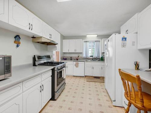 926 Pine Street, Kamloops, BC - Indoor Photo Showing Kitchen