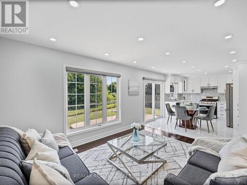 16 Yolanda Place, Brampton (Fletcher'S Meadow), ON - Indoor Photo Showing Living Room