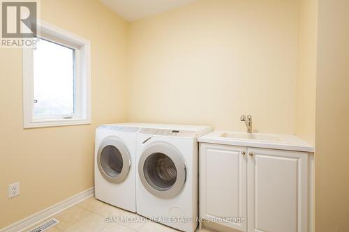 5300 Snowbird Court, Mississauga, ON - Indoor Photo Showing Laundry Room