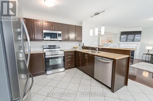 18 Davidson Drive, New Tecumseth, ON - Indoor Photo Showing Kitchen With Double Sink