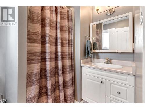 5487 Heyer Road, Prince George, BC - Indoor Photo Showing Bathroom