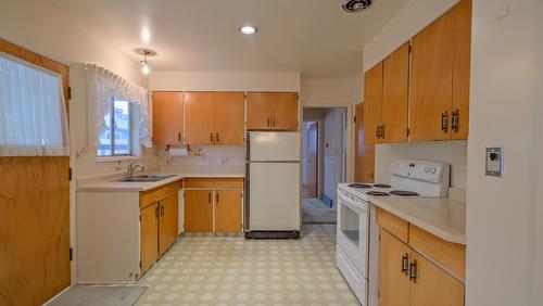 1915 Bowes Street, Kelowna, BC - Indoor Photo Showing Kitchen With Double Sink