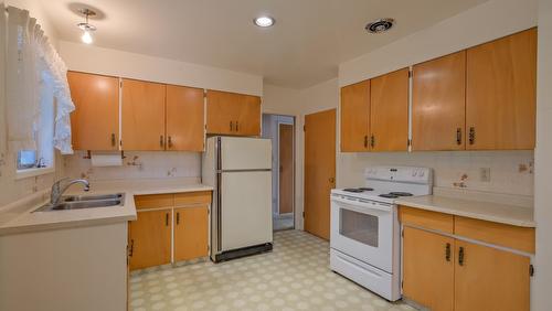 1915 Bowes Street, Kelowna, BC - Indoor Photo Showing Kitchen With Double Sink