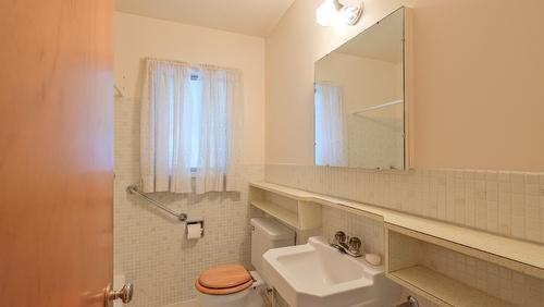 1915 Bowes Street, Kelowna, BC - Indoor Photo Showing Bathroom