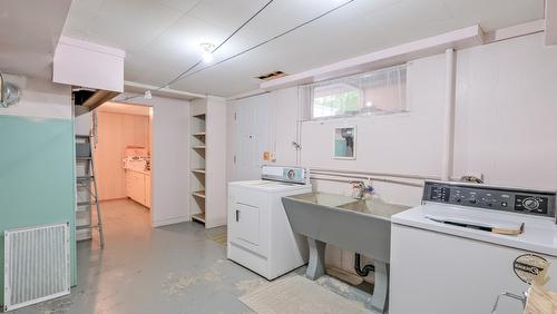 1915 Bowes Street, Kelowna, BC - Indoor Photo Showing Laundry Room