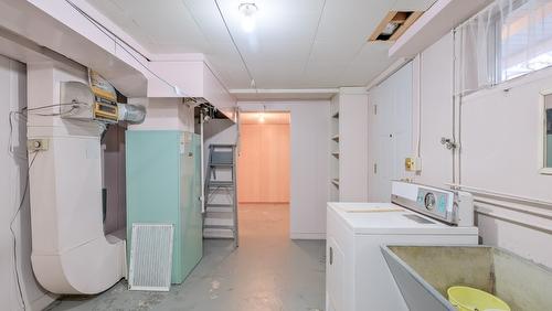 1915 Bowes Street, Kelowna, BC - Indoor Photo Showing Laundry Room