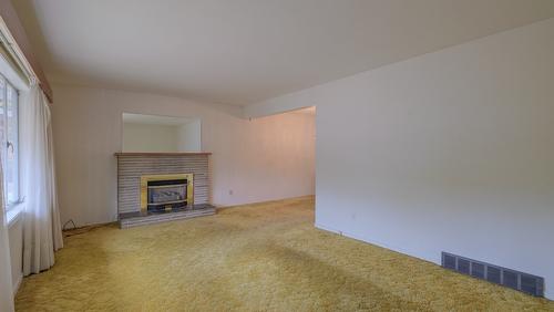 1915 Bowes Street, Kelowna, BC - Indoor Photo Showing Living Room With Fireplace