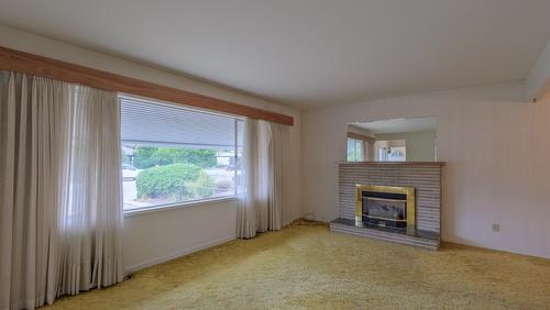 1915 Bowes Street, Kelowna, BC - Indoor Photo Showing Living Room With Fireplace